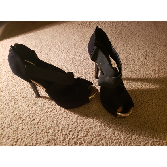 Strappy black and gold high-heeled shoe - Picture 1 of 3